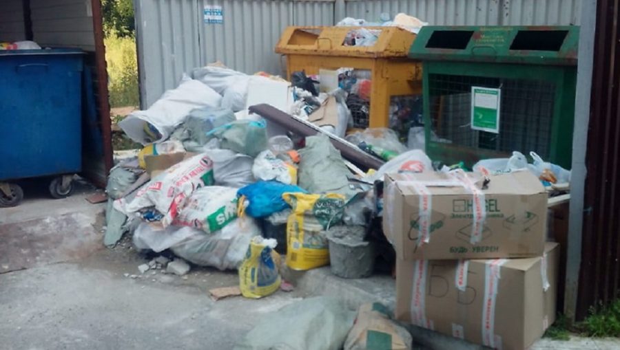 В Брянске автомобилисты закрыли мусоровозам подъезд к контейнерам