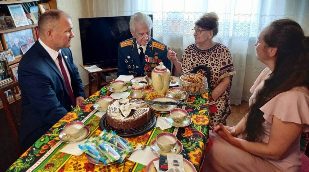 Брянские партийцы в преддверии Дня семьи, любви и верности поздравили супругов Шапошниковых