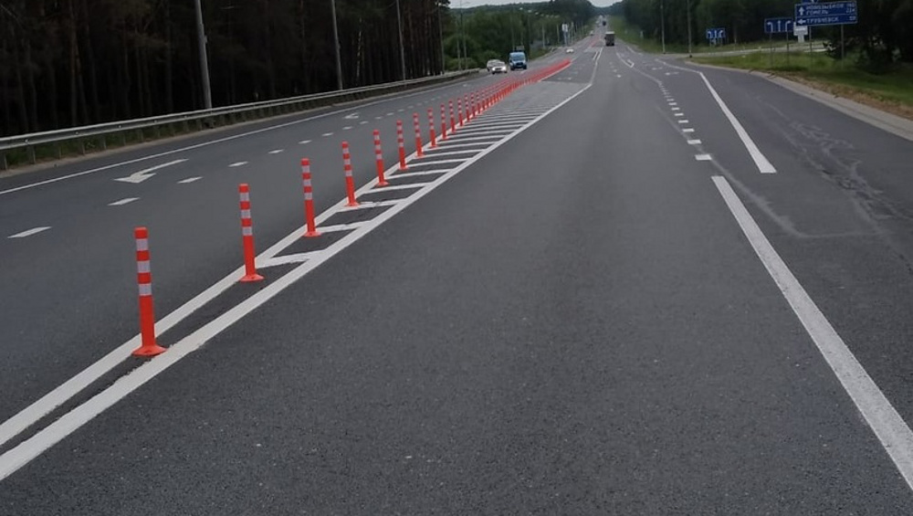 На брянских дорогах установили искусственные бордюры – делиниаторы