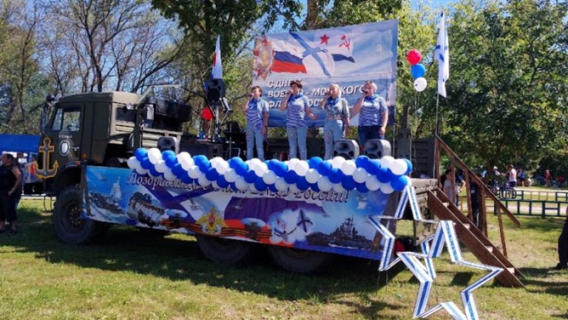 В Брянске на берегу Десны отпраздновали День Военно-морского флота