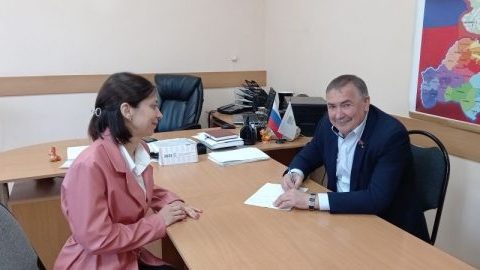 Брянский депутат Владимир Москвичев провел личный прием в Дубровском районе