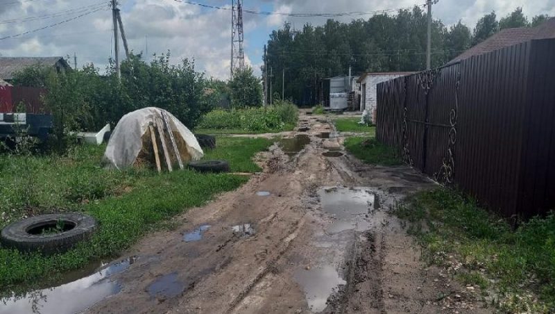 В Трубчевске прокуроры велели чиновникам отремонтировать разрушенную дорогу