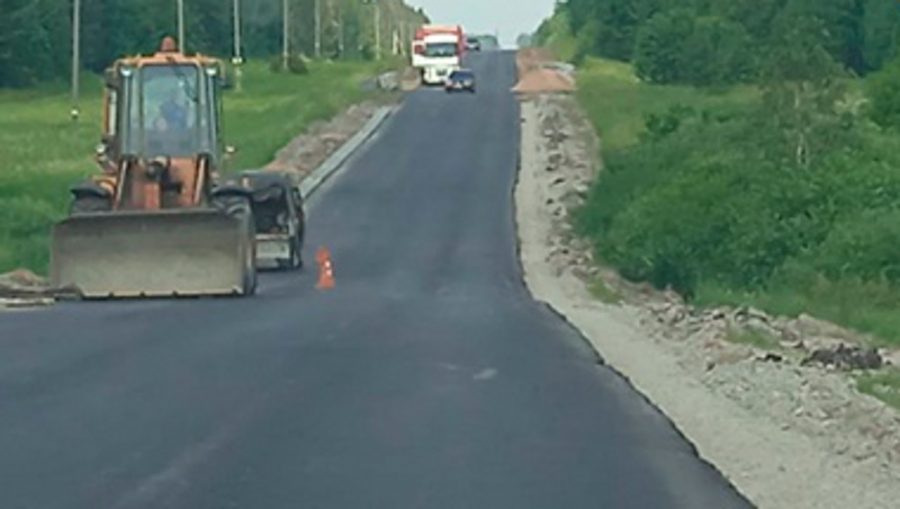 В Брянской области ремонтируемый участок дороги в Жирятино почти заасфальтировали