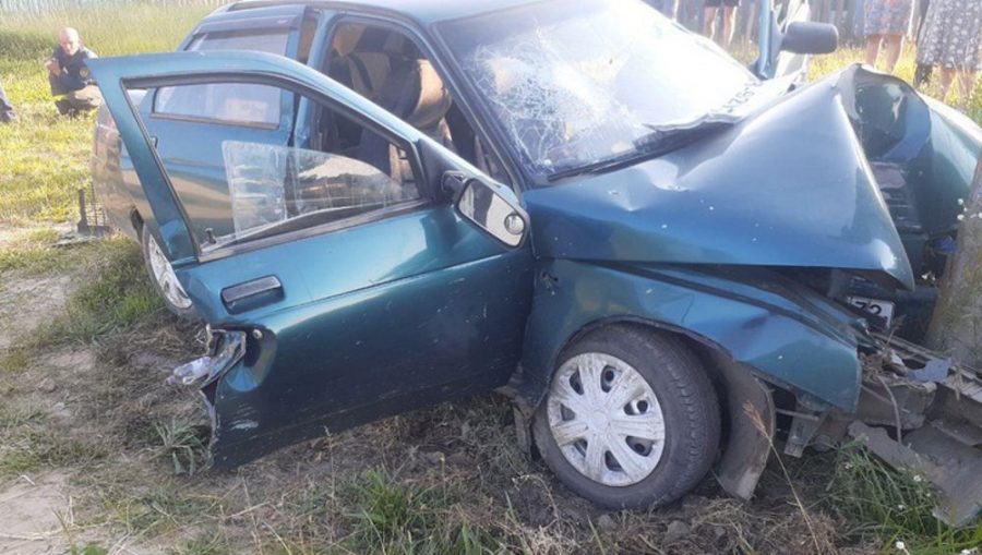 В Дубровке пьяный автомобилист врезался в электроопору и покалечил себя и пассажирку