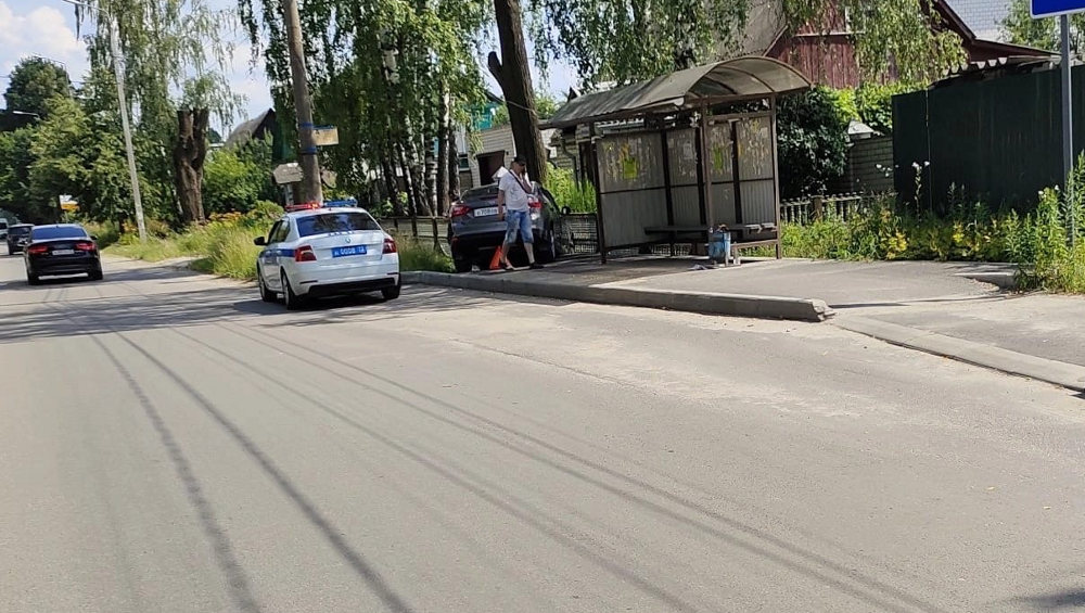 В Брянске один автомобиль перевернулся возле «Аэропарка», а другой въехал в остановку