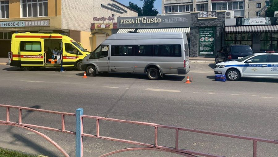 В Брянске на улице Тельмана столкнулись микроавтобус и легковой автомобиль