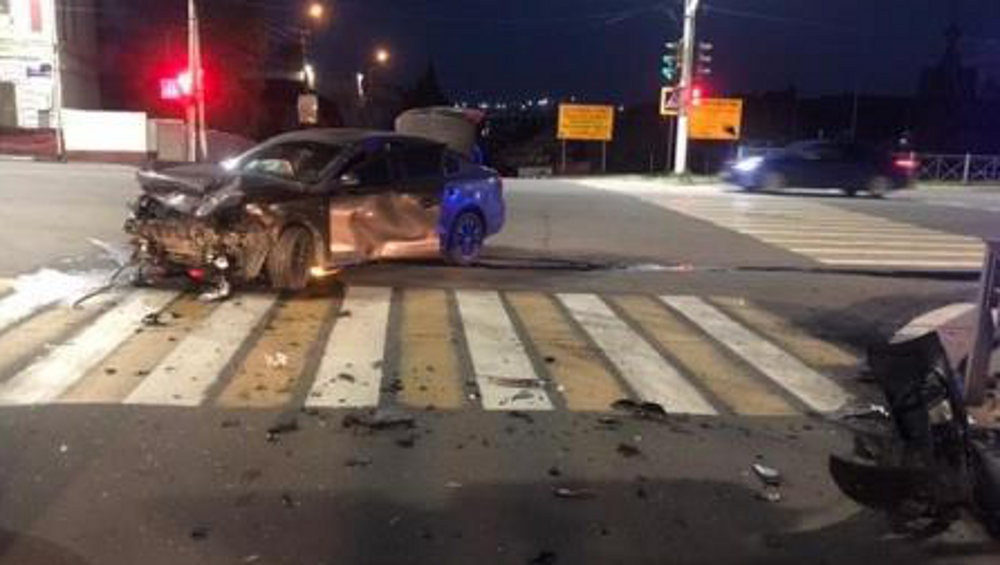 Трое брянцев пострадали при столкновении двух легковых автомобилей на набережной