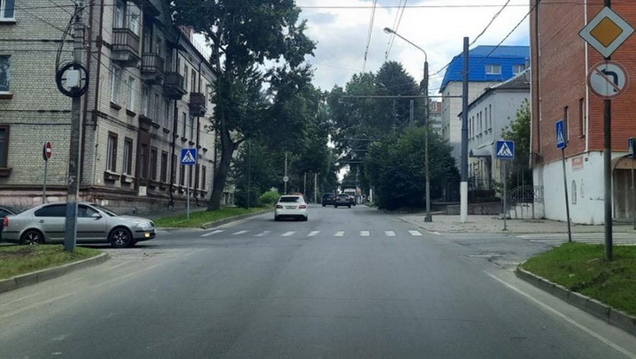 В Брянске автомобилист сбил 27-летнюю горожанку на переходе на улице Урицкого