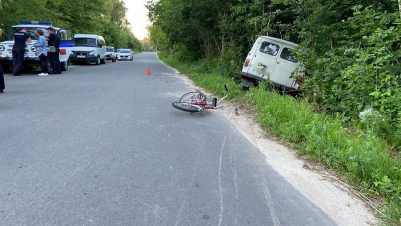 В Погарском районе водитель микроавтобуса УАЗ сбил 7-летнюю девочку на велосипеде