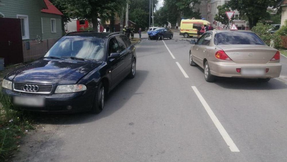 В Брянске в ДТП на улице Менжинского автомобилистка сломала руку