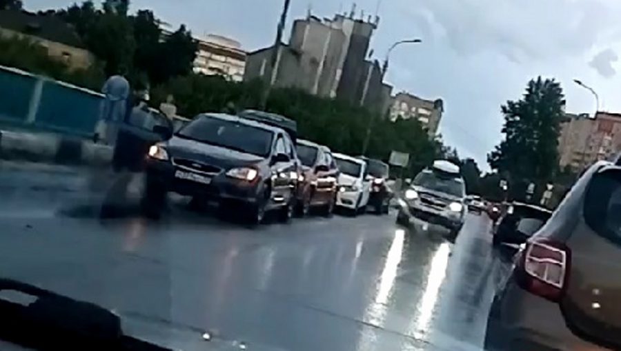 В Брянске на Черметовском мосту сразу 4 автомобиля устроили ДТП «паровозиком»