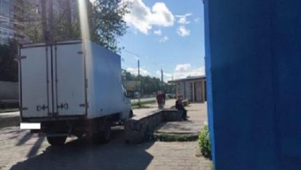 В Брянске возле магазина водитель «Газели» покалечил 64-летнюю женщину