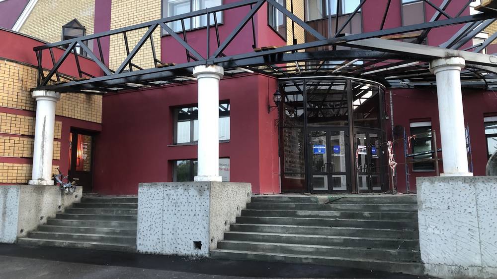 В Брянске отремонтировали опасную лестницу бывшего здания МПСУ