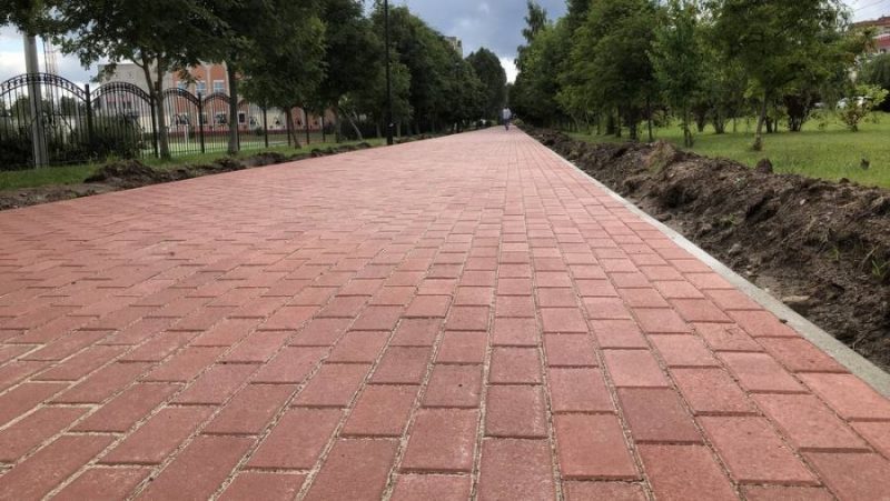 В Брянске построили тротуар на участке улицы Крахмалева возле лицея