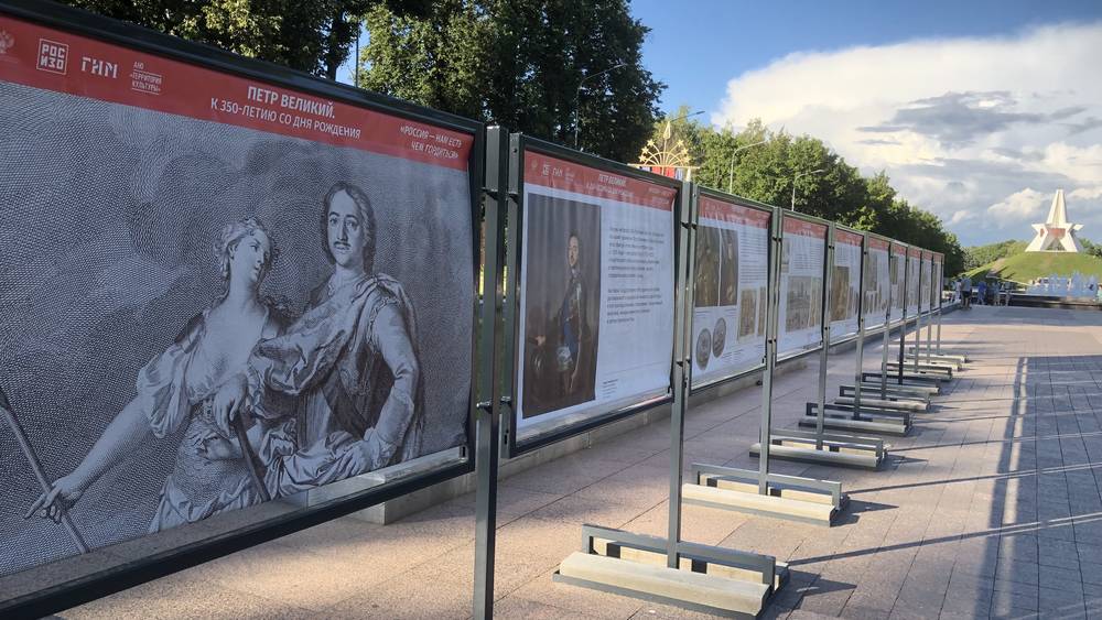 Тысячи брянцев осмотрели посвященную 350-летию Петра I выставку в парке