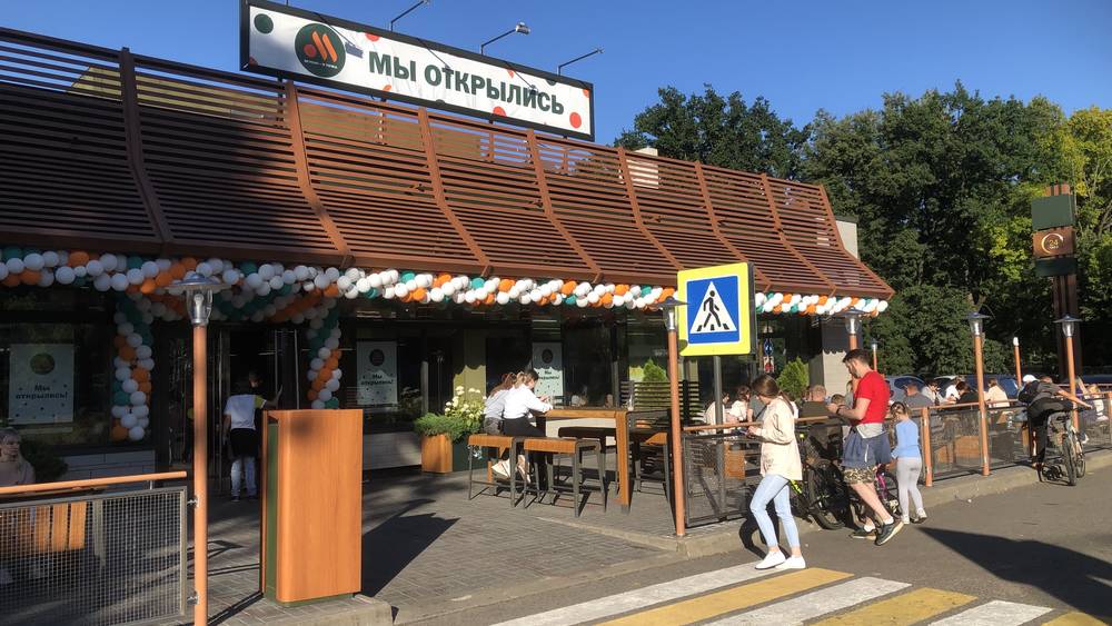 В Брянске новое кафе «Вкусно − и точка» быстро стало популярным у молодежи