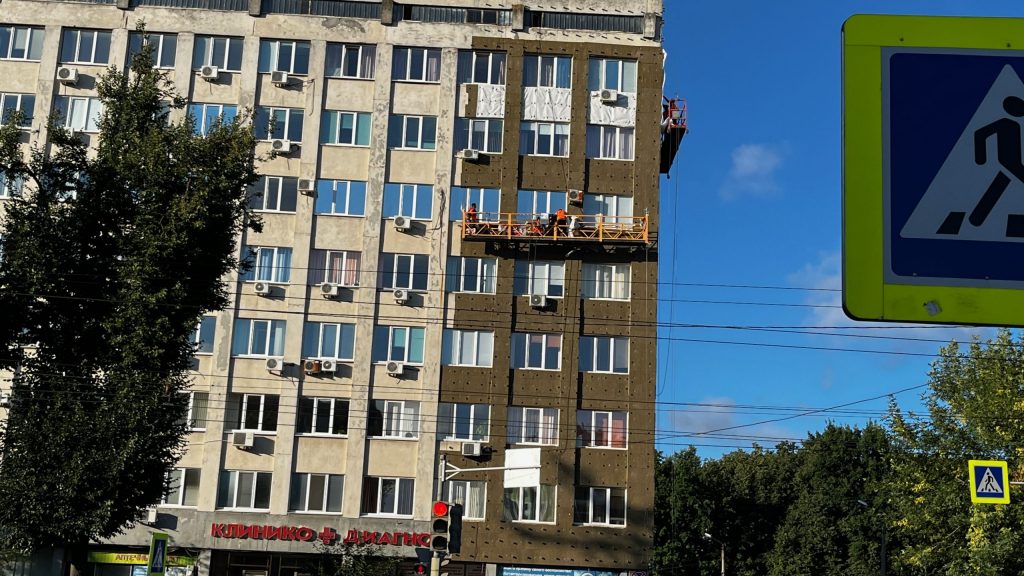 В Брянске начался ремонт фасада клинико-диагностического центра