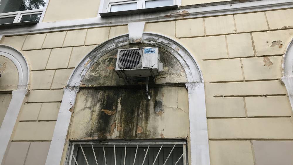 В Брянске на улице Фокина обезобразился фасад исторического дома