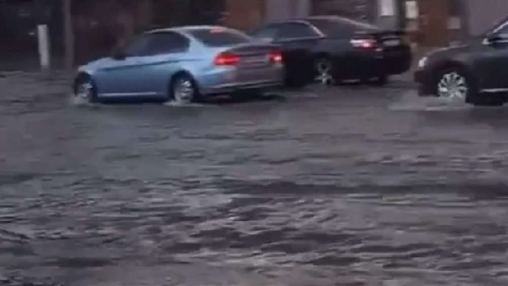 В Брянске после сильного ливня ушла под воду улица Калинина