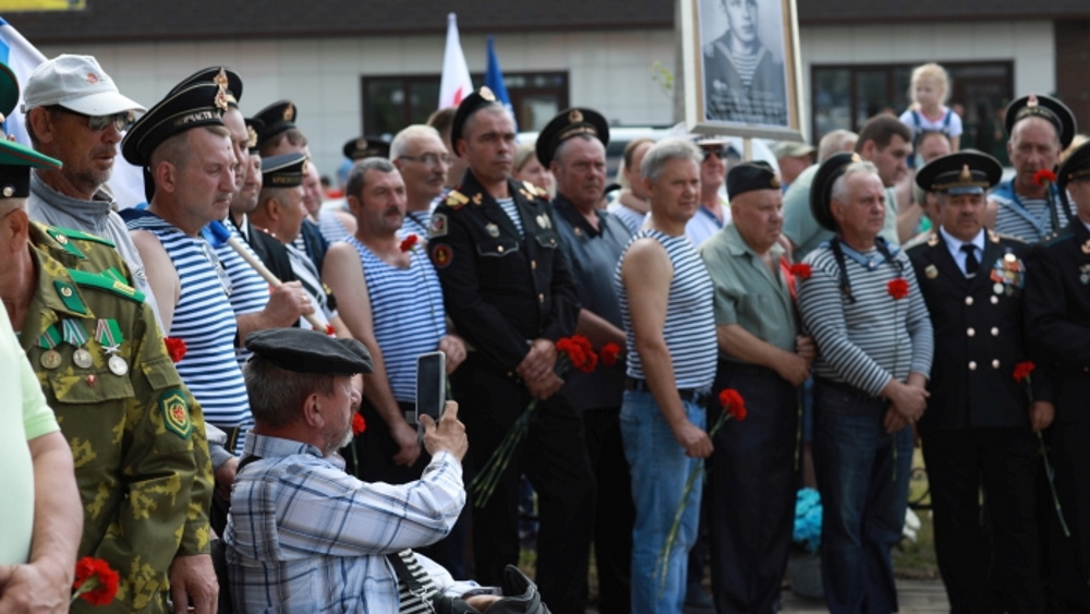 Памятник «Символ памяти, чести и мужеству ветеранам ВМФ» установили в Клинцах на Брянщине