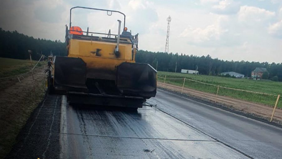 На дороге между трассой «Украина» и Локтем уложили 700 метров нового асфальта