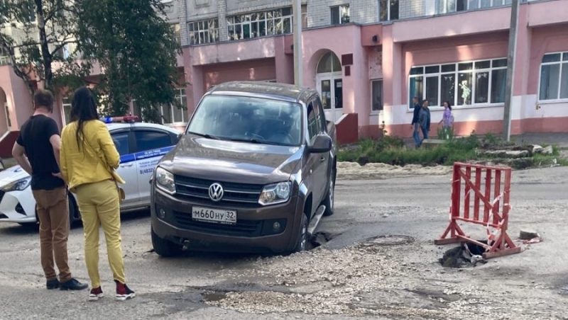 В Бежицком районе Брянска автомобиль провалился в глубокую яму на дороге