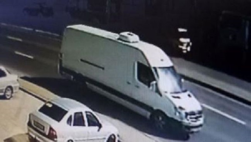 В Брянске начали розыск устроившего ДТП водителя микроавтобуса без номеров