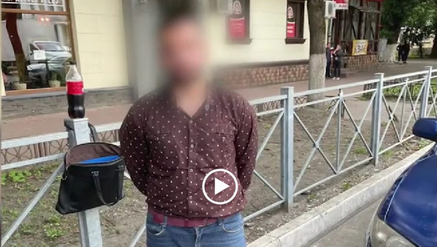 В Брянске полицейские задержали прибывшего из Москвы курьера мошенников