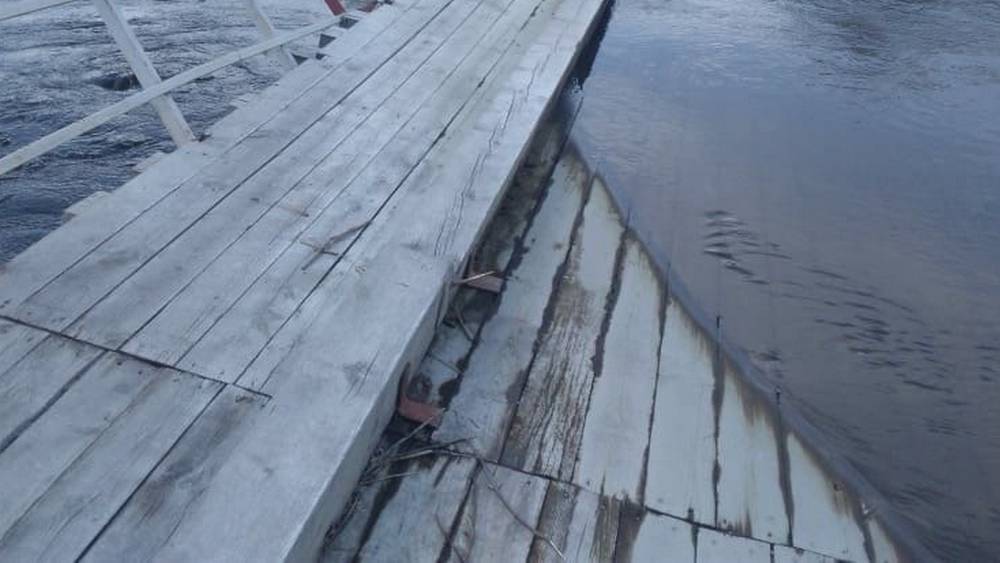 Утонул пешеходный мост возле Баклани Почепского района Брянской области