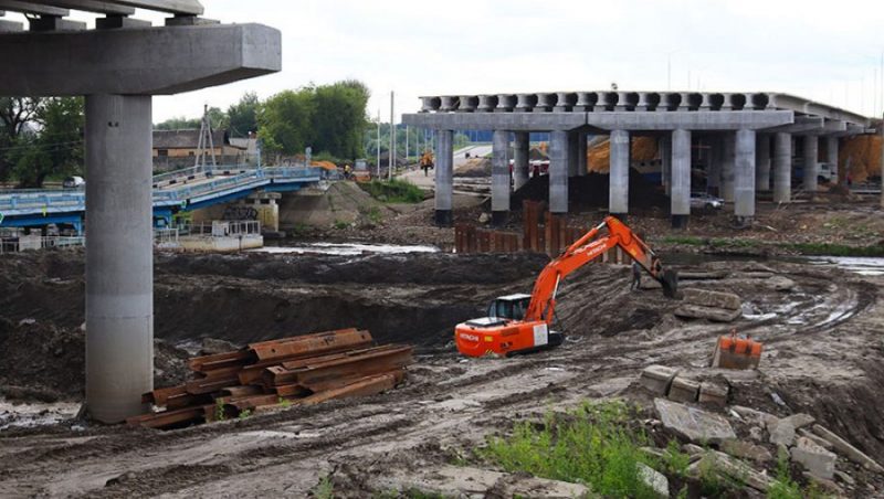 На набережной Брянска развернулись работы на месте русловых опор нового моста