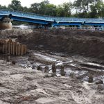 На строительстве моста на набережной Брянска работы развернулись на месте будущих русловых опор