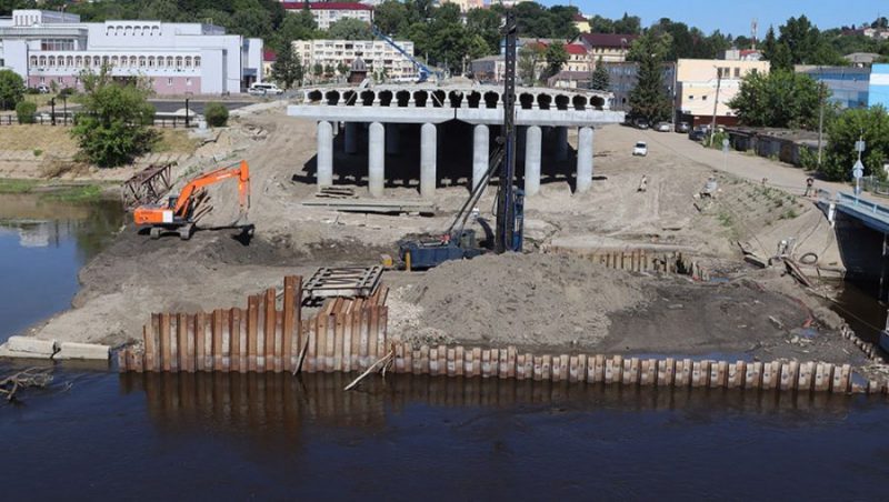 В Брянске на набережной начали строить в русле Десны опоры для нового моста