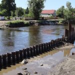 В Брянске на набережной начали строить последние мостовые опоры в русле Десны