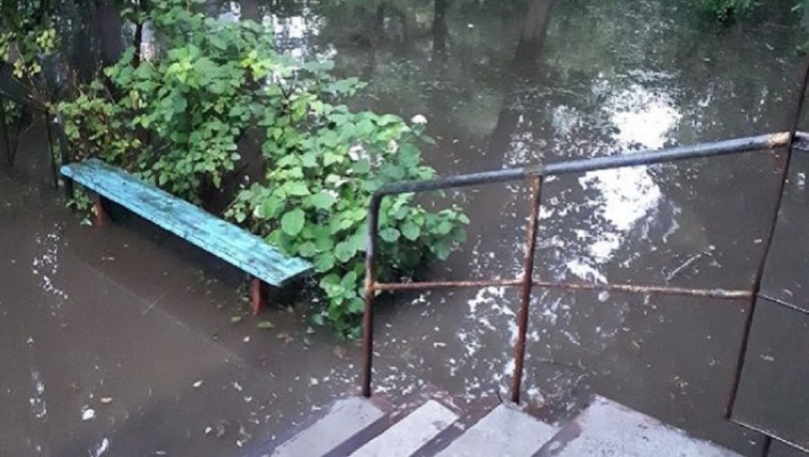 В Брянске после дождя ушёл под воду двор дома на улице Орловской