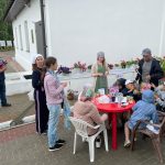 Дружные семьи брянцев высадили цветы на территории Свенского монастыря