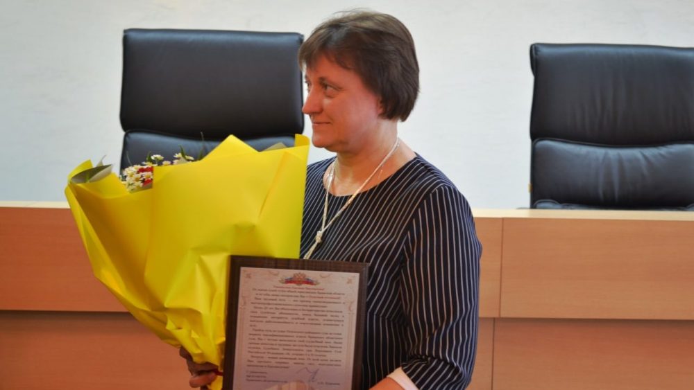 Судья Брянского облсуда Евгения Апокина ушла в почетную отставку