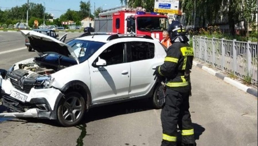 В Бежицком районе Брянска на улице Бурова столкнулись 2 легковых автомобиля