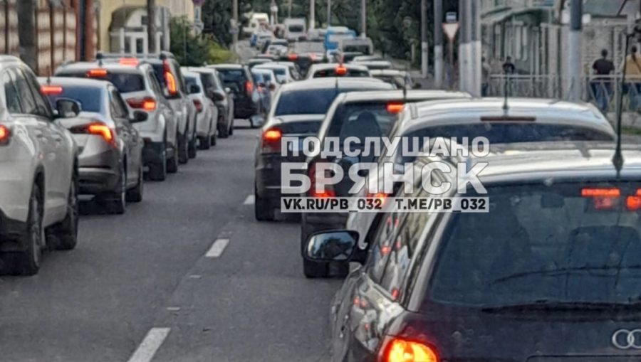 В Брянске на улице Фокина образовалась огромная автомобильная пробка