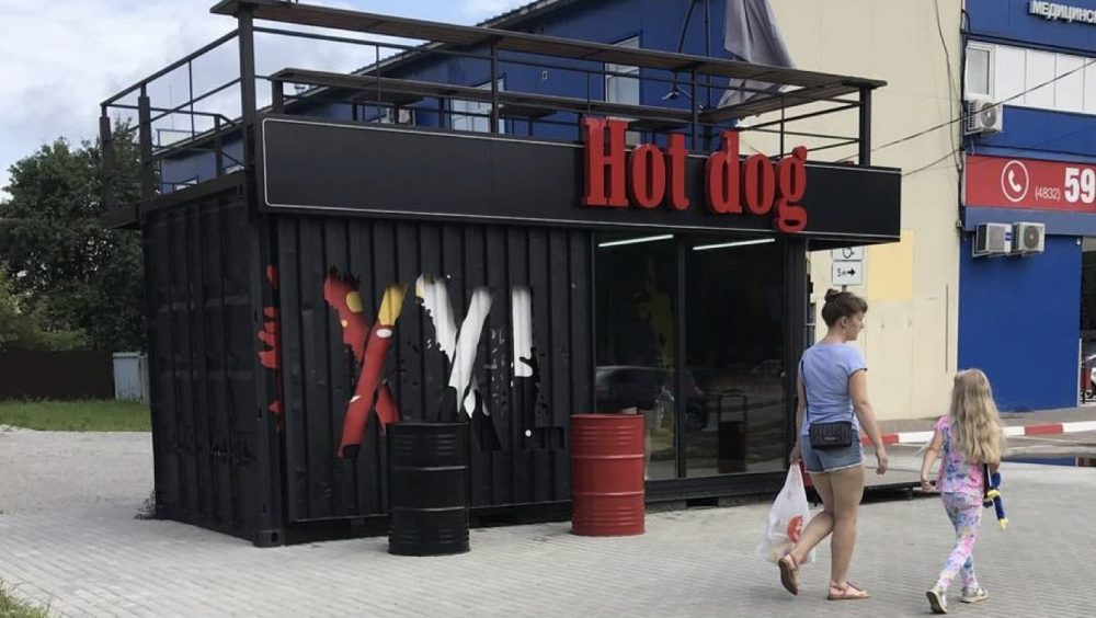 В Брянске киоск Hot Dog оформили в стиле вандализма