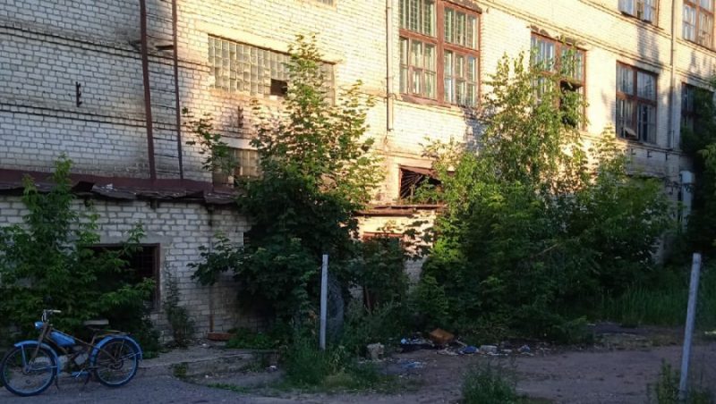 В подвале заброшенного завода в Стародубе обнаружили тело мужчины