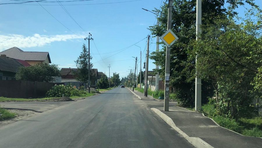 В Брянске на улице Шолохова построили тротуар со столбами посередине