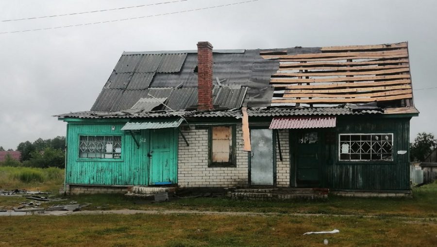 В Жуковке во время ночной грозы ветер оставил без крыши частный дом