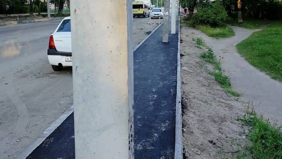В Брянске на улице Камозина построили тротуары со столбами посередине