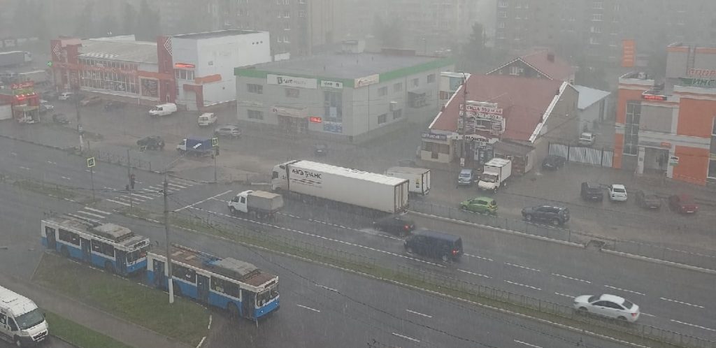 На Брянск днём 20 июля обрушился мощный ливень