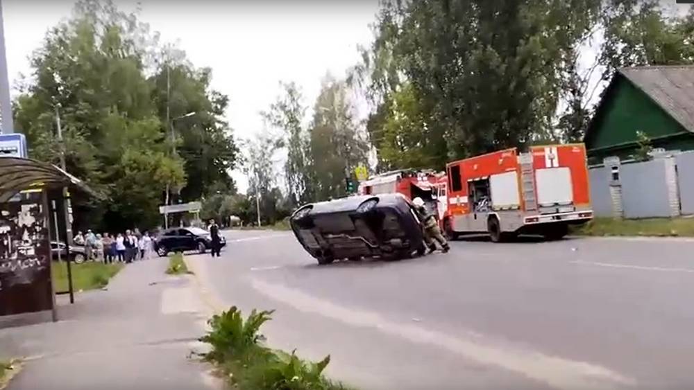 В Брянске возле школы №19 в ДТП перевернулся автомобиль