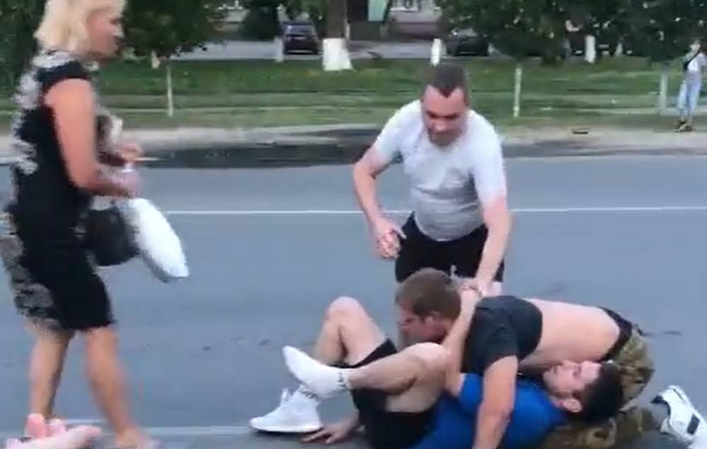В Володарском районе Брянска сняли видео о жестокой драке троих мужчин