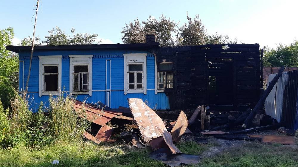Сгорел дом многодетной семьи из обстрелянного Украиной брянского села