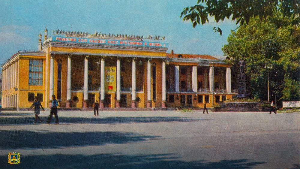 Брянцам показали снимок Дворца культуры БМЗ 50-летней давности