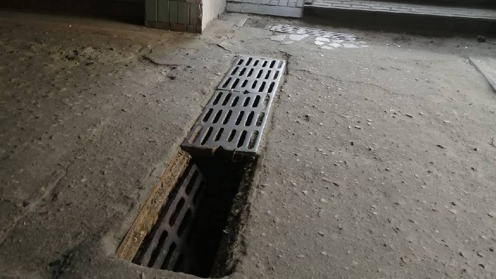 В Брянске в подземном переходе возле «Полтинника» образовалась опасная яма