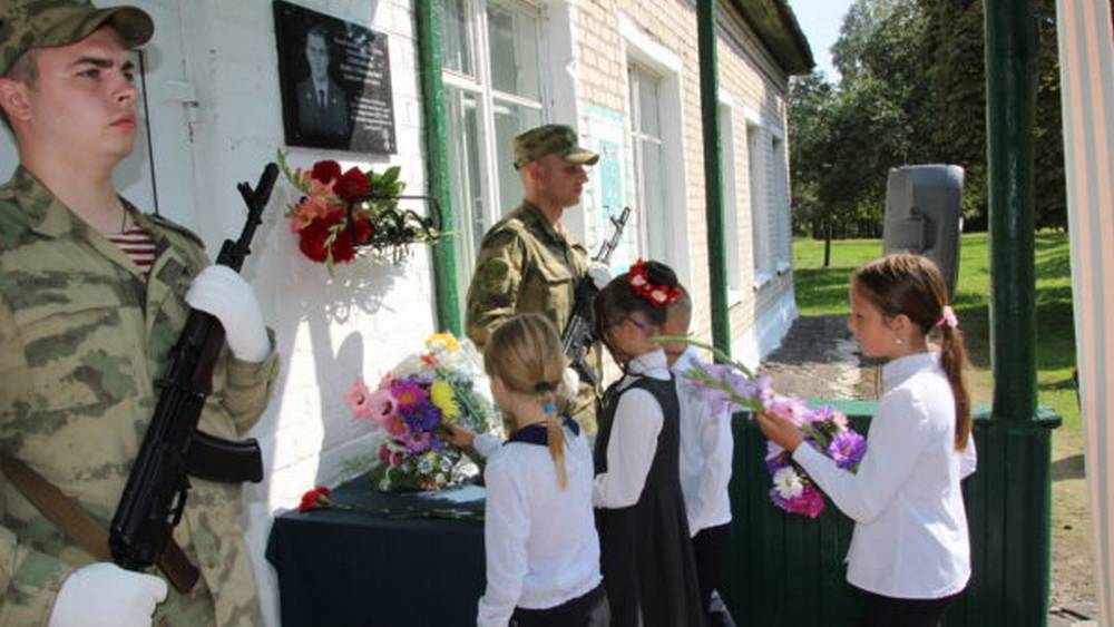 В Почепском районе увековечили память троих погибших в спецоперации военнослужащих